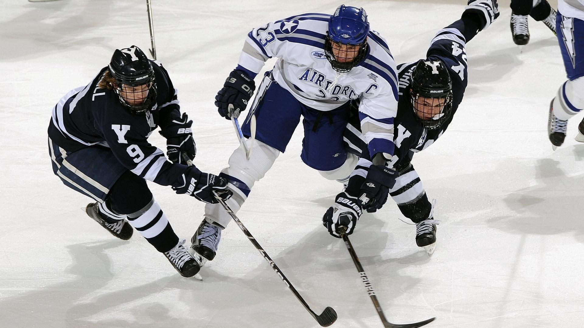 暖心!水晶宫主场巨型TIFO悼念逝去球迷,两子含泪见证队史首冠