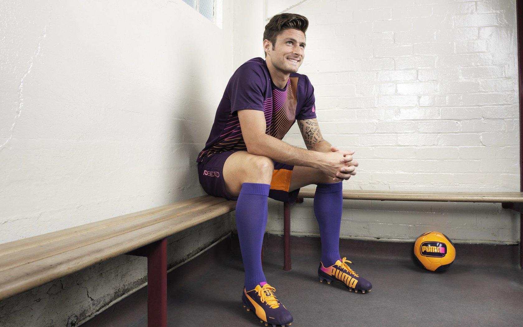 曼联引援新目标,西蒙斯、帕斯与库杜斯成维尔茨替代热门选择